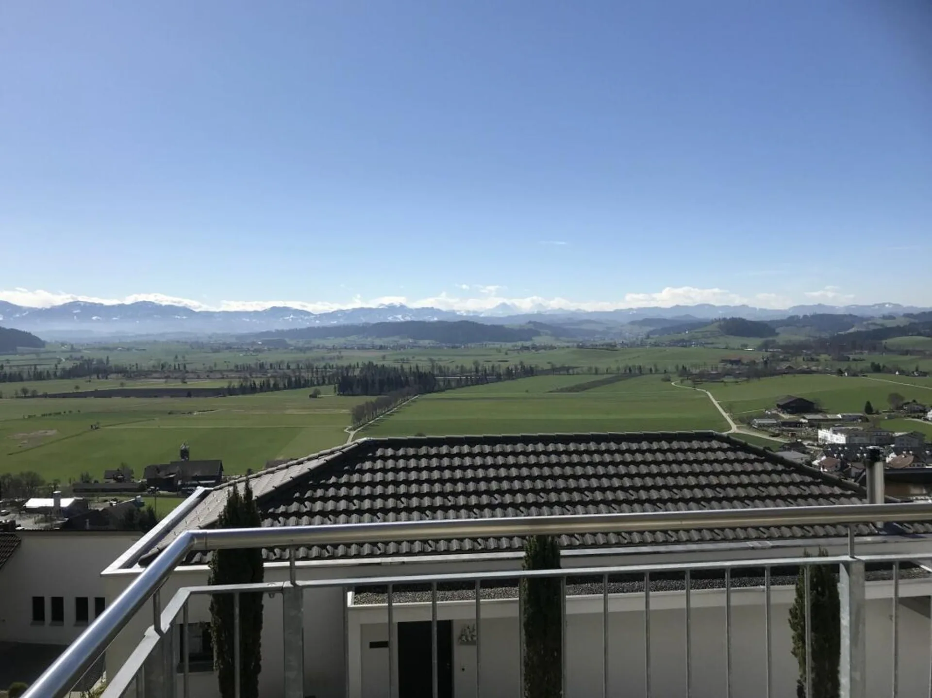 Exklusive Terrassenwohnung mit Blick in Natur und Berge