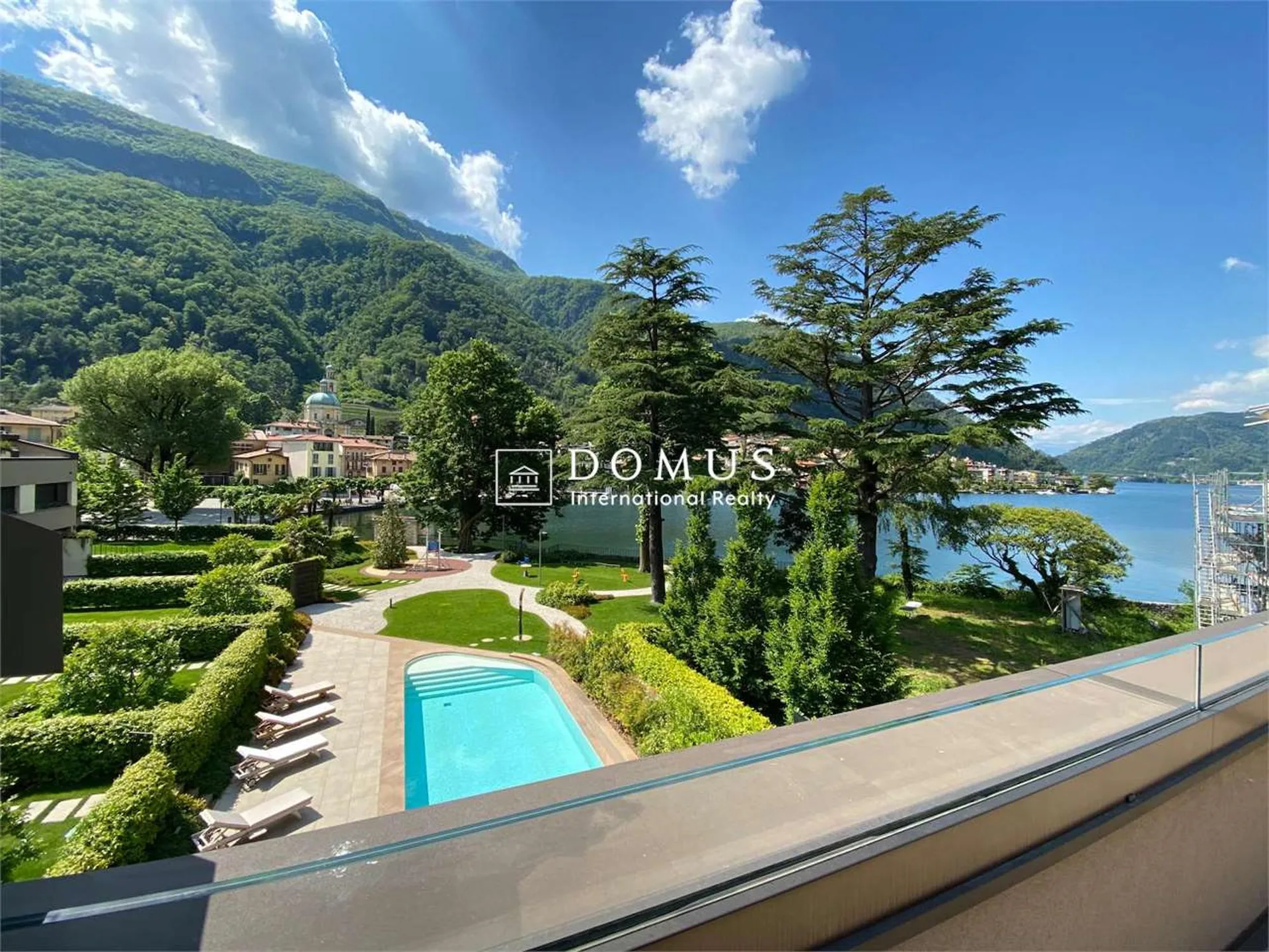 Lakefront apartment with garden