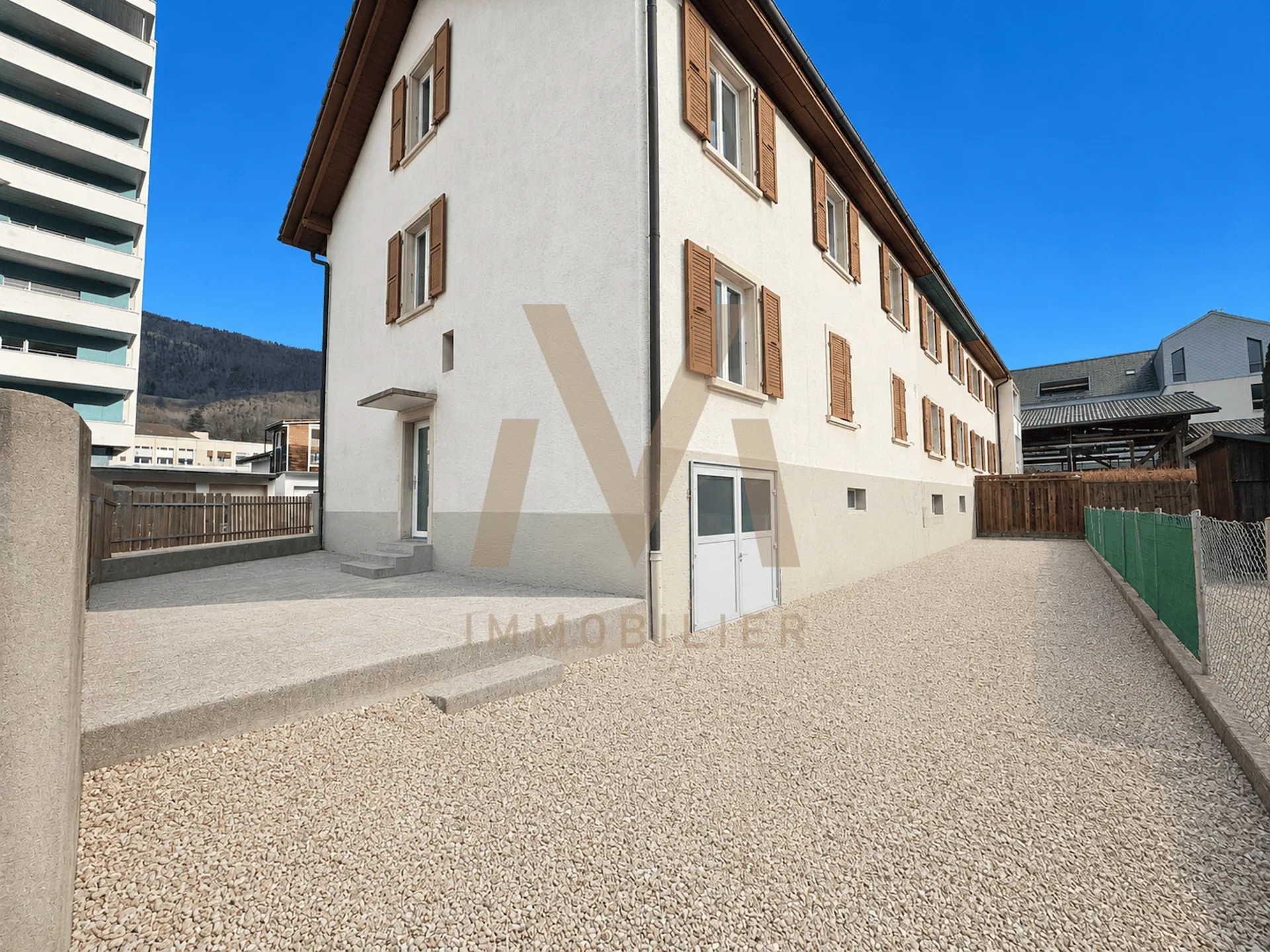 Edificio luminoso con 2 appartamenti e 4 garage