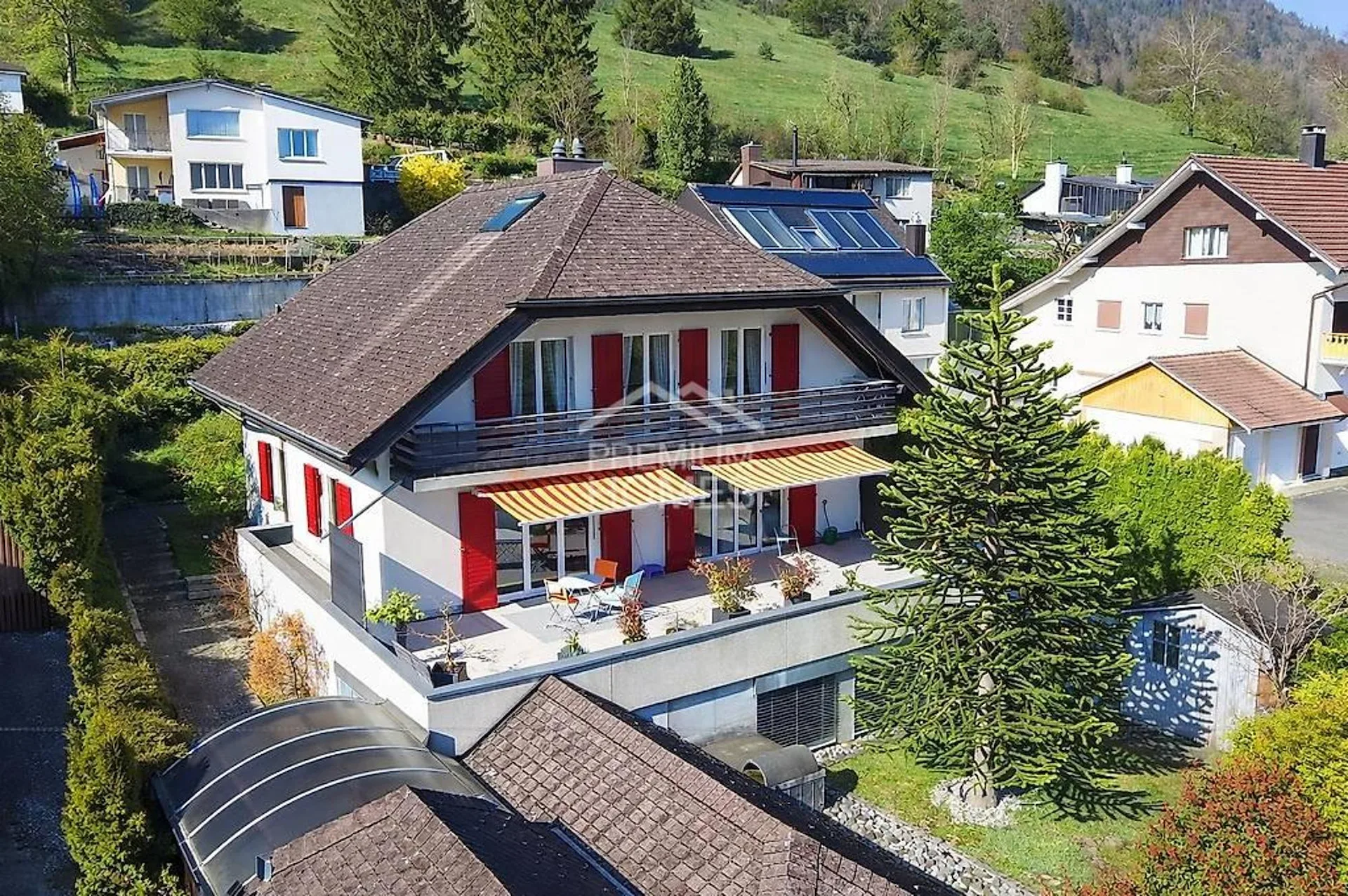 Maison avec atelier indépendant