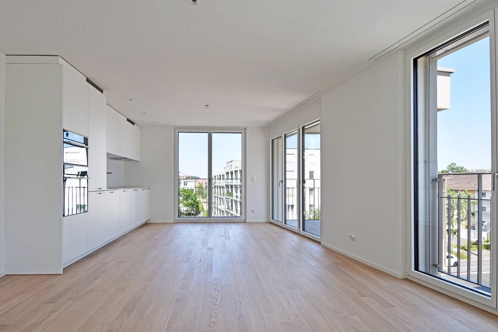 New and bright 3.5-room apartment with underground and motorcycle parking