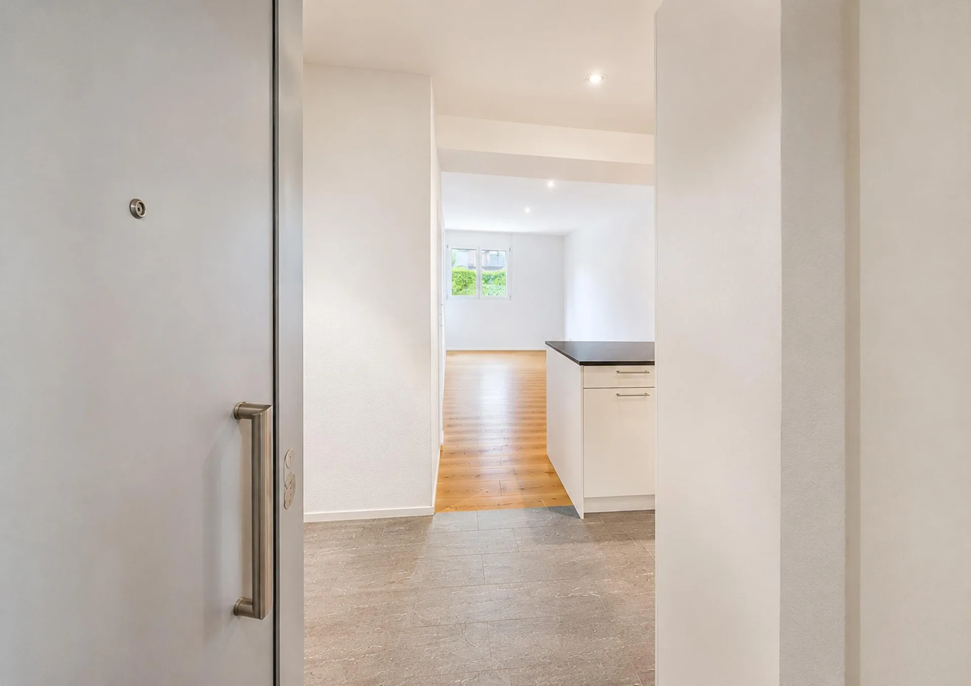 Appartement moderne 2.5 pièces au rez-de-chaussée à Grüningen – Disponible immédiatement !