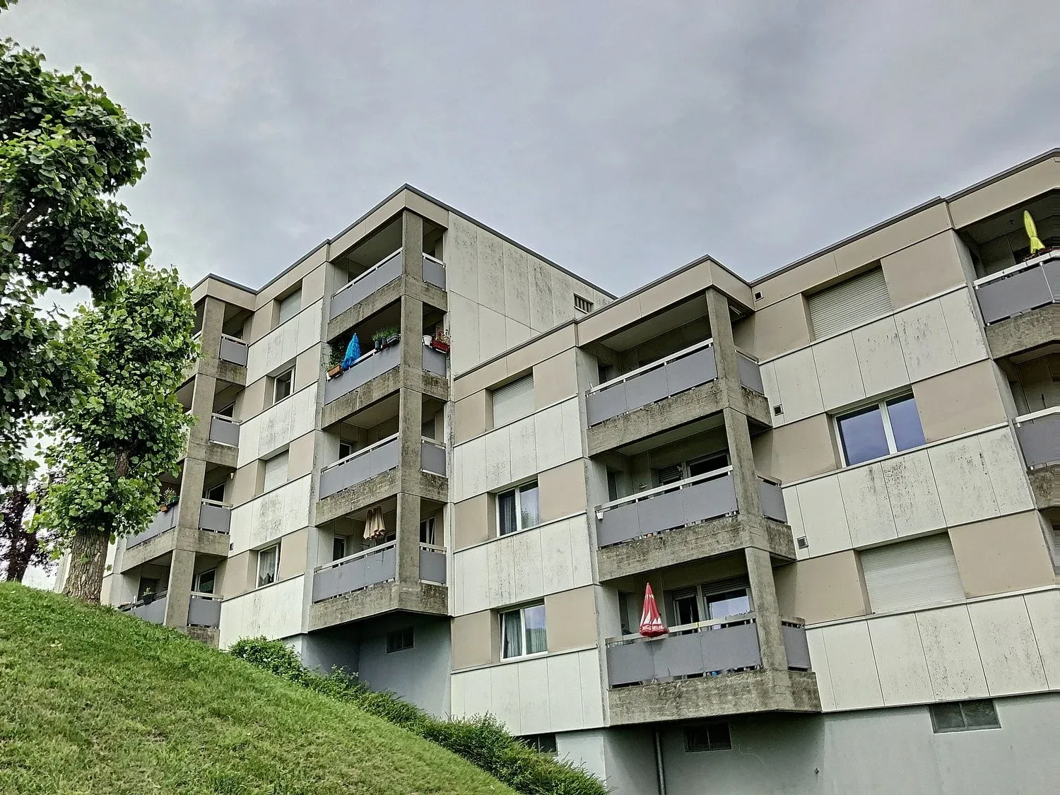 Spacieux logement 3½ pièces traversant bénéficiant d'une magnifique vue !