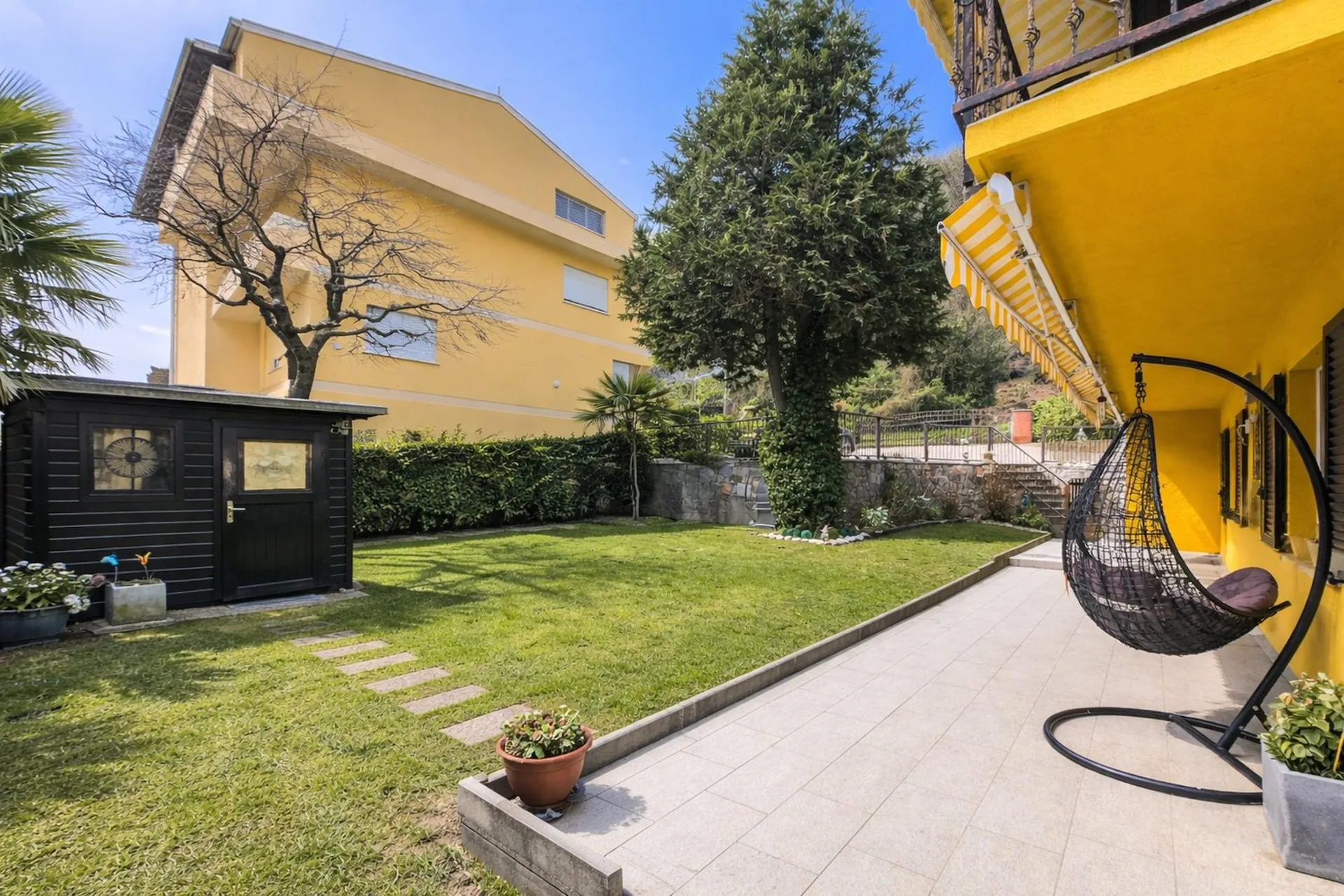 Zweifamilienhaus mit Garten in Canobbio