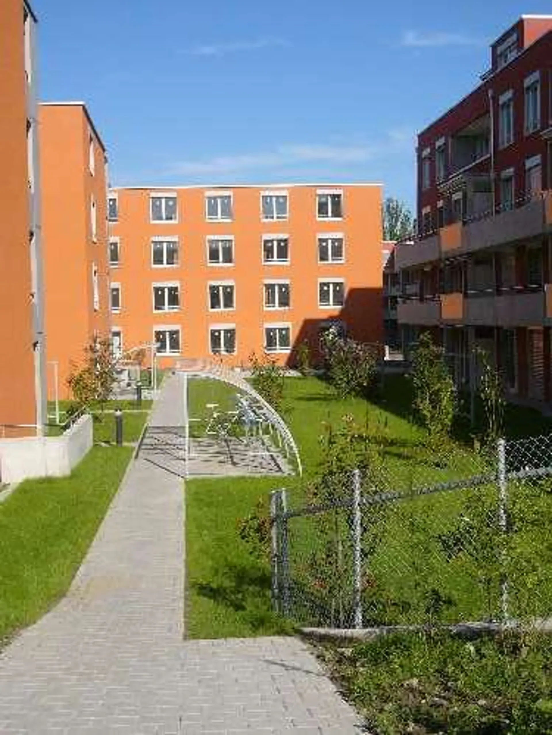 moderne helle Wohnung mit grossem Sitzplatz