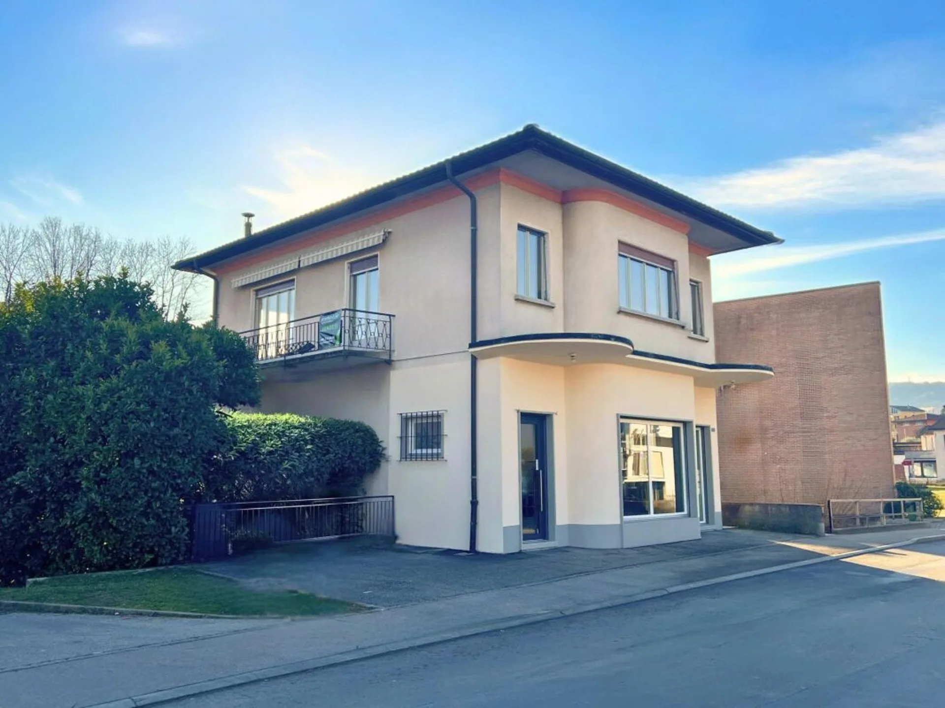 Ampia proprietà residenziale-commerciale con giardino