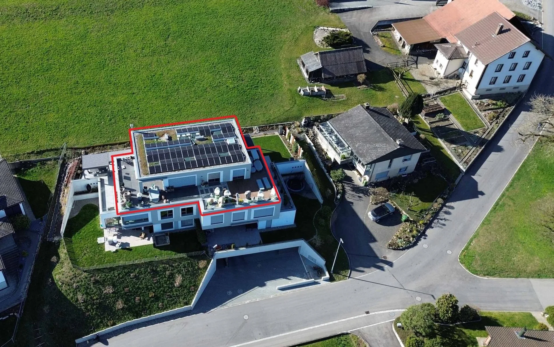Appartamento attico di 3,5 locali con grande terrazza in una posizione magnifica con vista splendida.