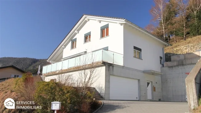 Moderne, vom Architekt entworfene Villa mit offenem Blick auf das Tal