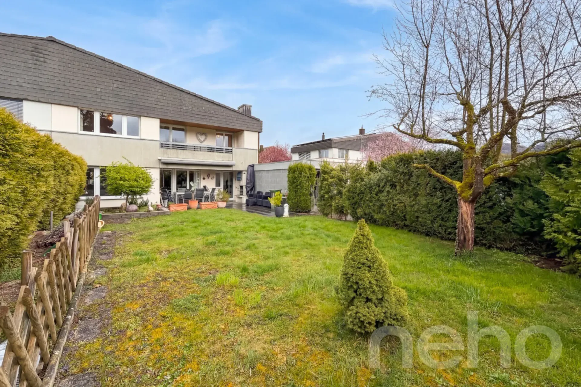 Gepflegtes 5.5-Z' Doppel-EFH mit pflegeleichtem Garten und Garage