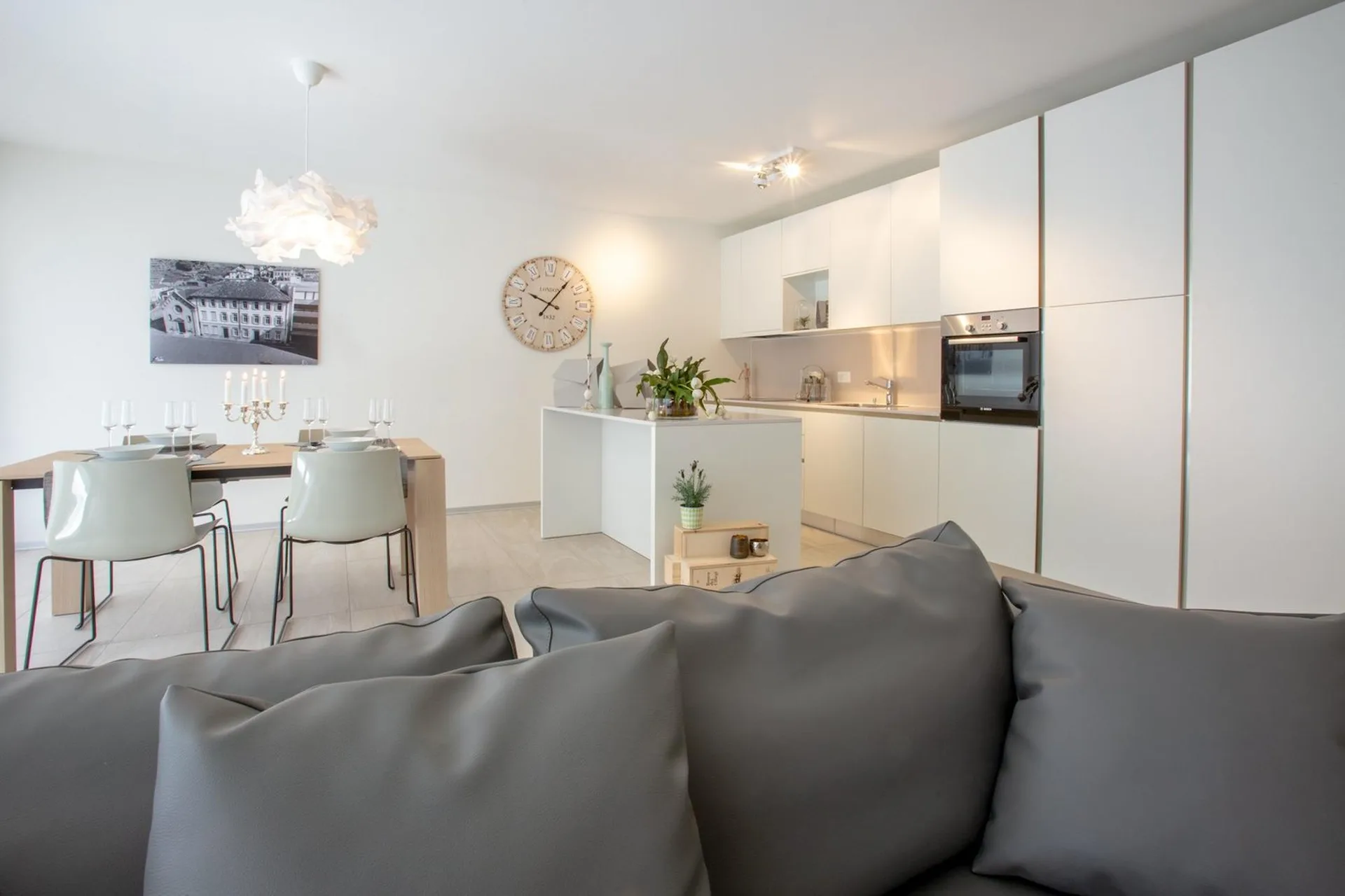 Moderno appartamento di 2.5 locali con ampio balcone a Roveredo (GR)