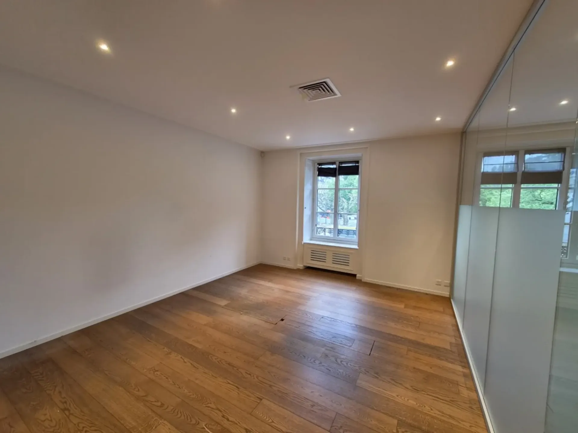 Büro von etwa 178m2, durchgehend und hell, im 1. Stock eines Charakter- und Luxusgebäudes im Herzen von Genf.