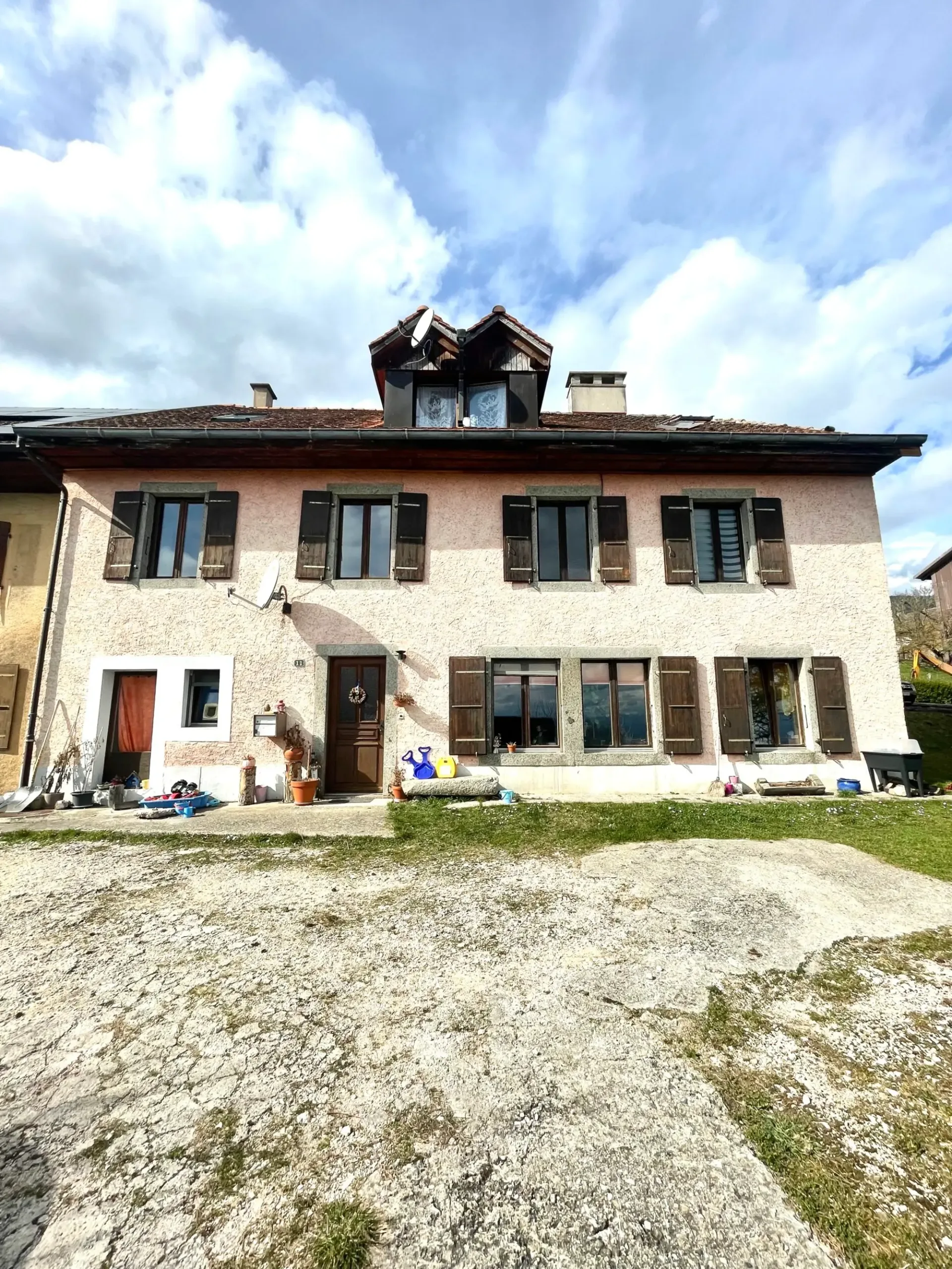 Mietshaus mit 4 Wohnungen und 7 Parkplätzen