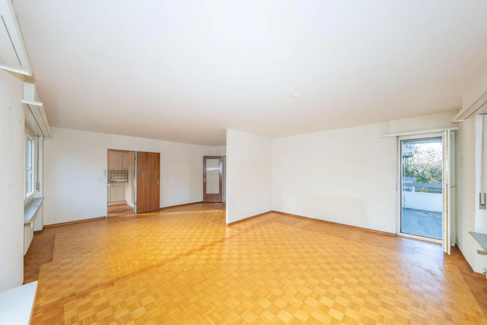 Appartamento di 3,5 locali con balcone e posto auto in garage a Binningen