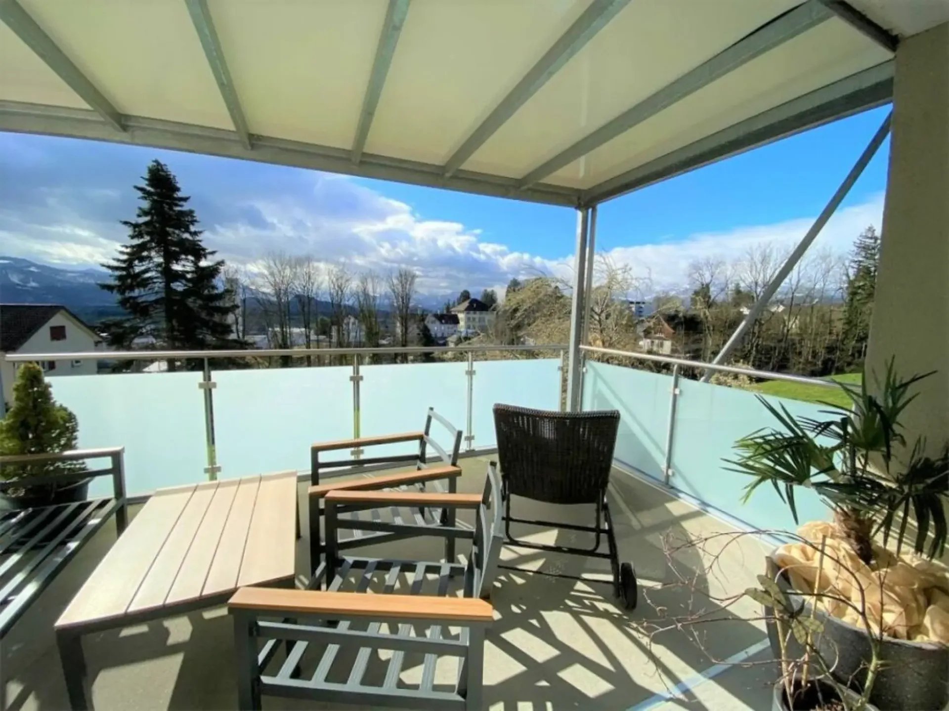 Geräumige und sonnige 4-Zi-Whg mit grossem Balkon