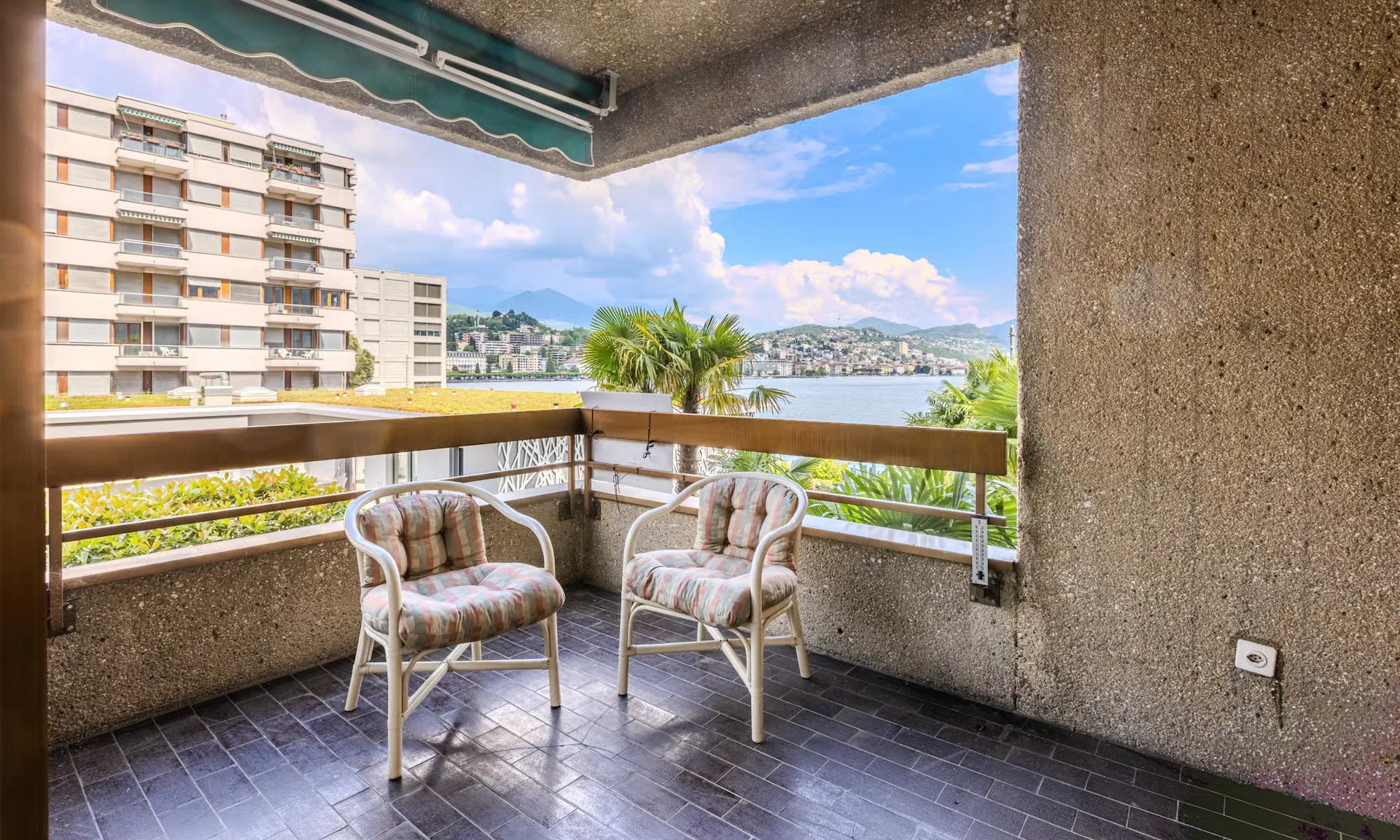 Helles 3,5-Zimmer-Wohnung mit Seeblick und Panoramaterrasse