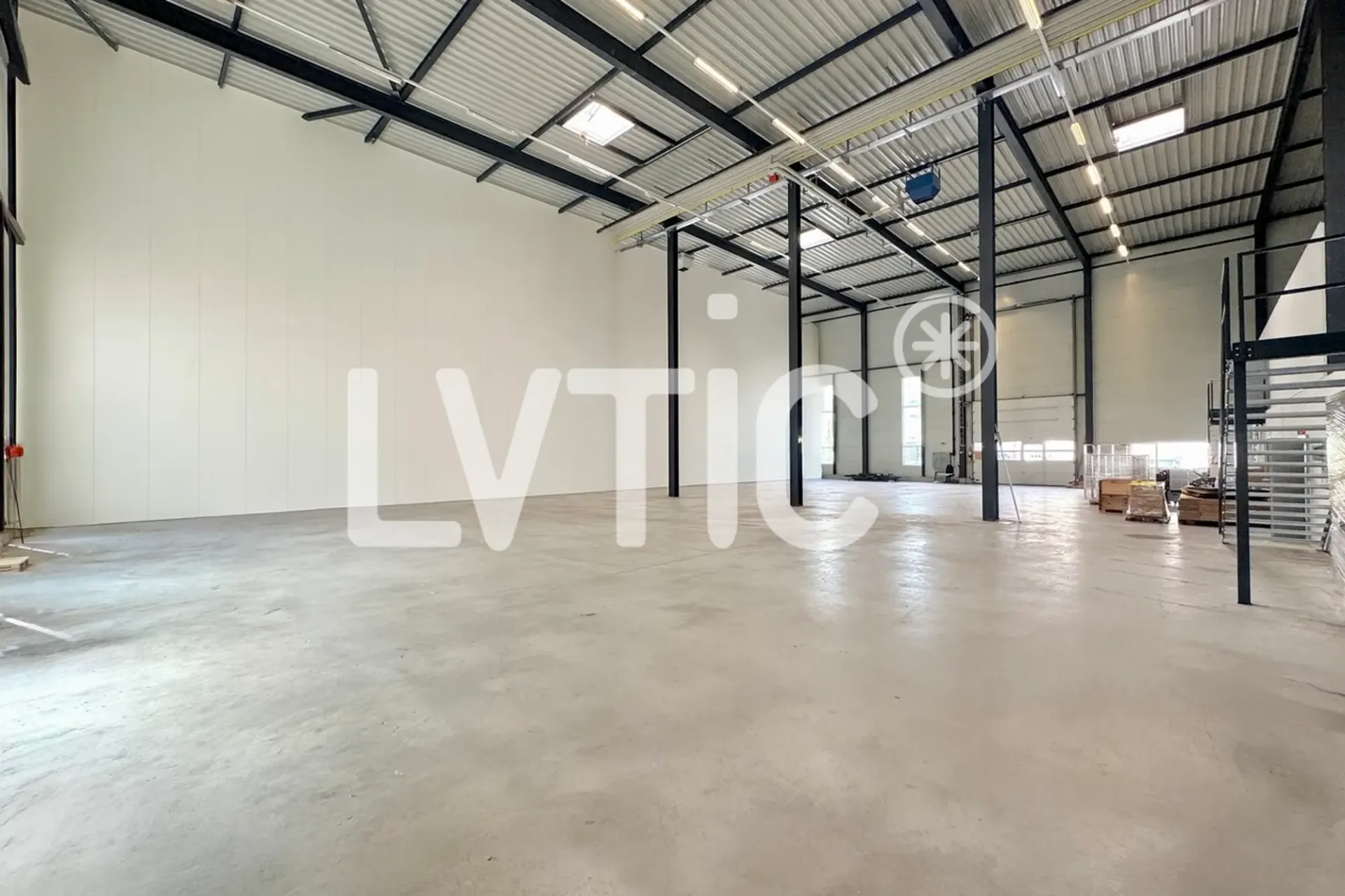 Lagerhalle, Lager, Halle von 950 m2 zur Miete in der Nähe von Sion - Vétroz