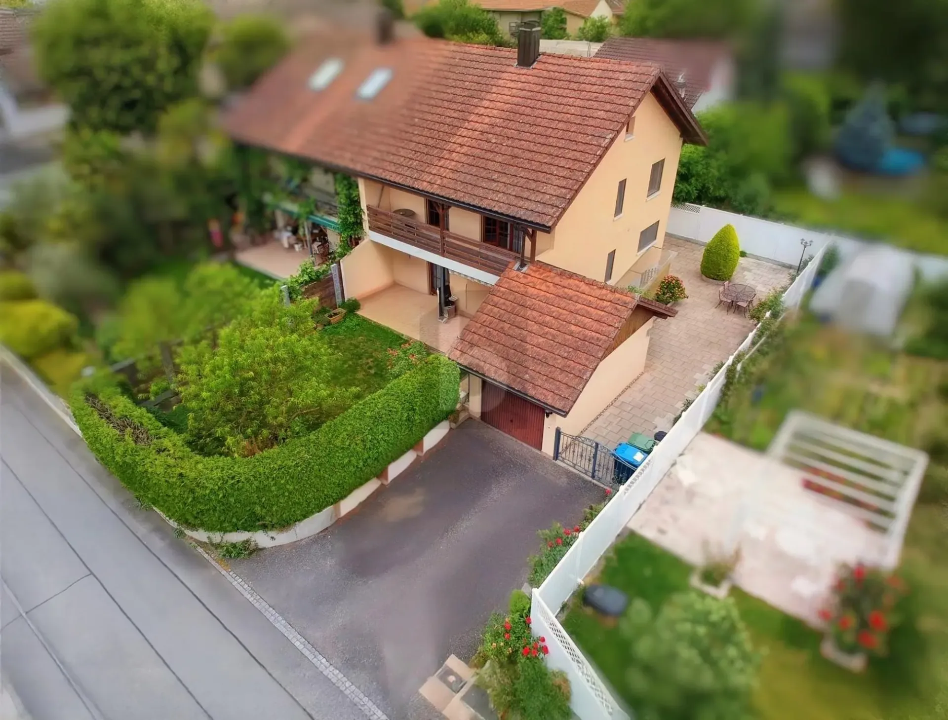 FAMILIENFREUNDLICH MIT SONNIGEM GARTEN