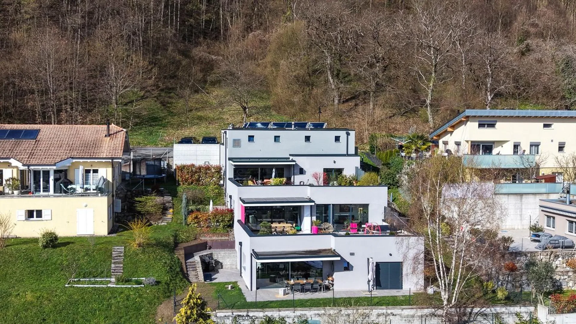 Appartement en attique dans un immeuble en terrasse.