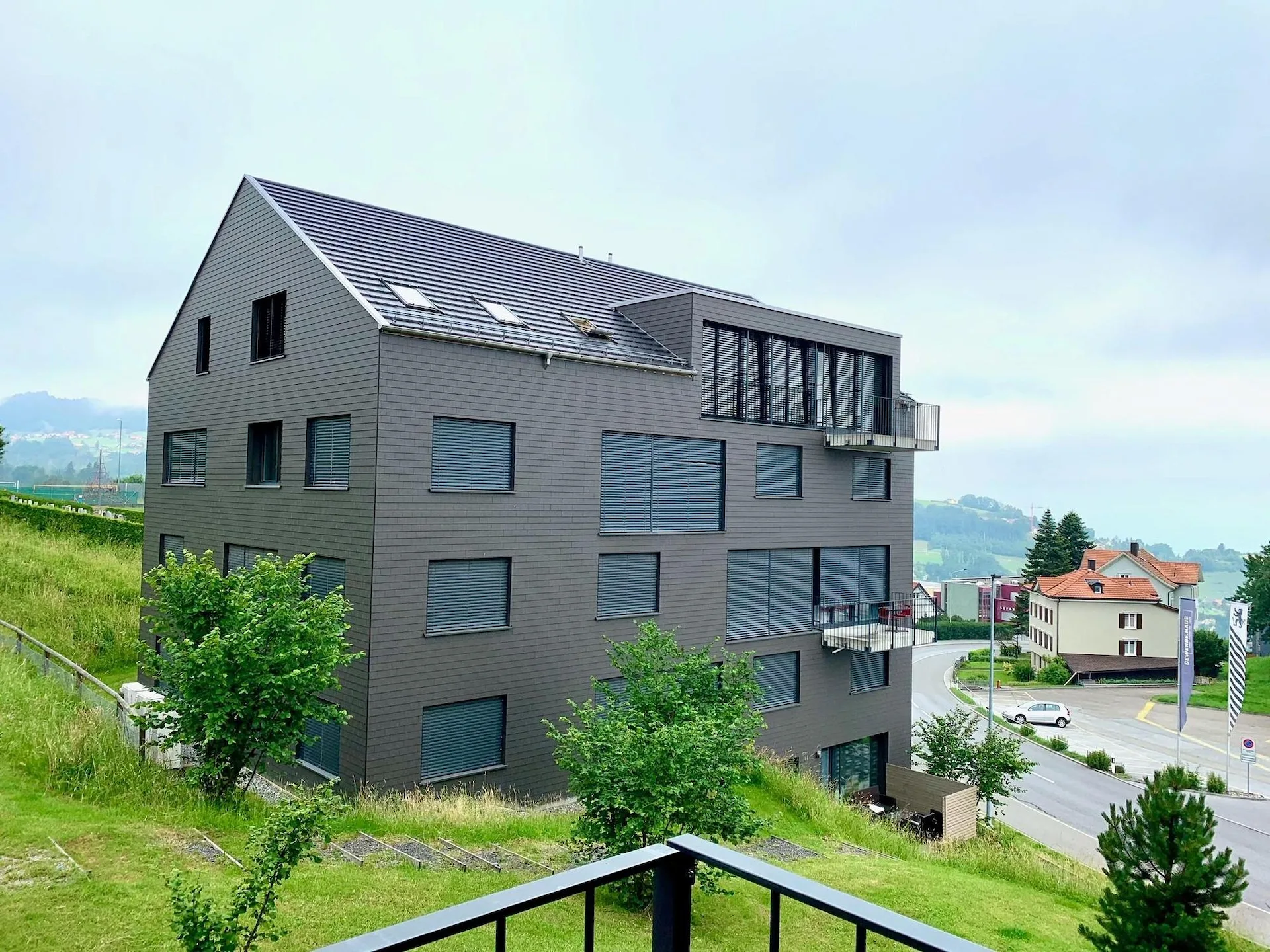 Helle 2.5-Zimmer-Wohnung mit moderner Küche und eigenem Sitzplatz