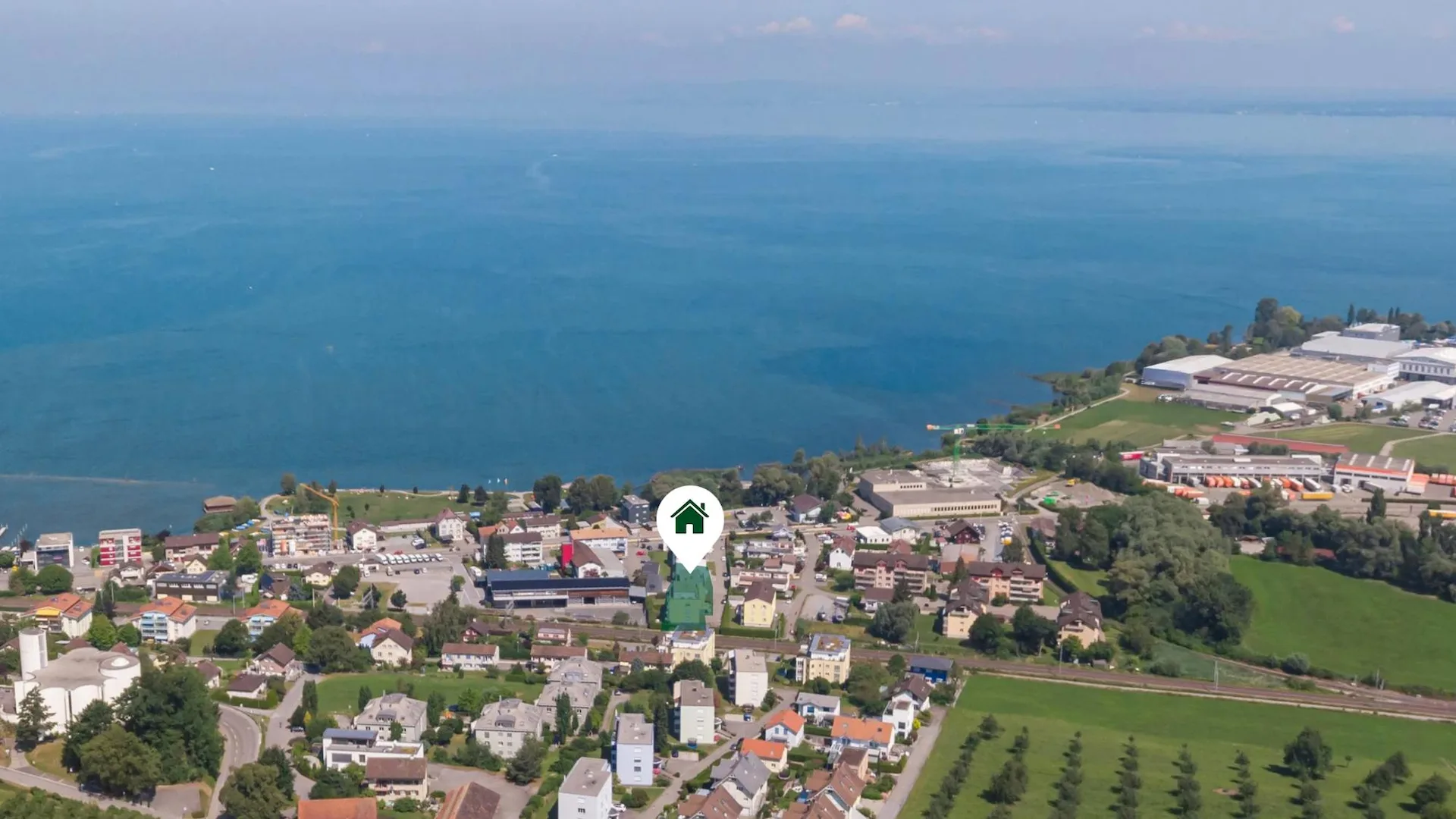 Appartement mansardé de 3,5 pièces confortable avec garage et vue sur le lac