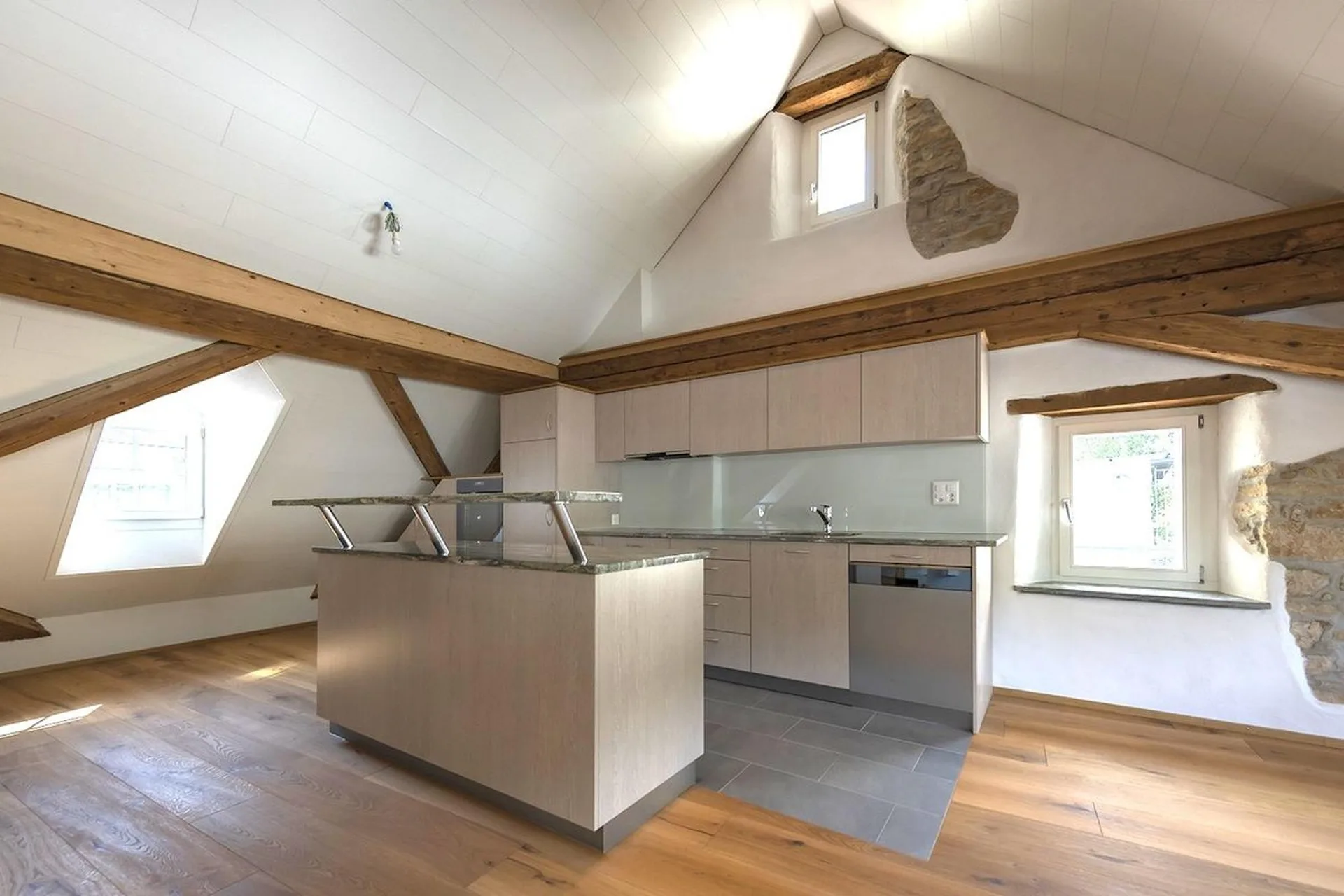 Grand appartement moderne au dernier étage avec accès direct par ascenseur