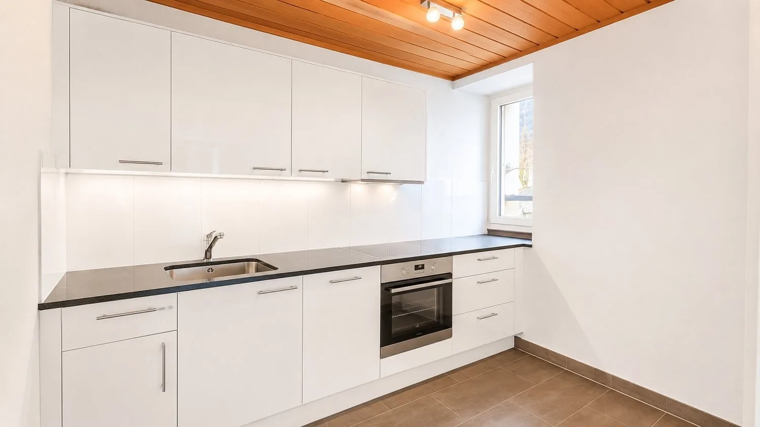 Très agréable appartement spacieux disponible immédiatement dans un quartier calme avec garage !!!