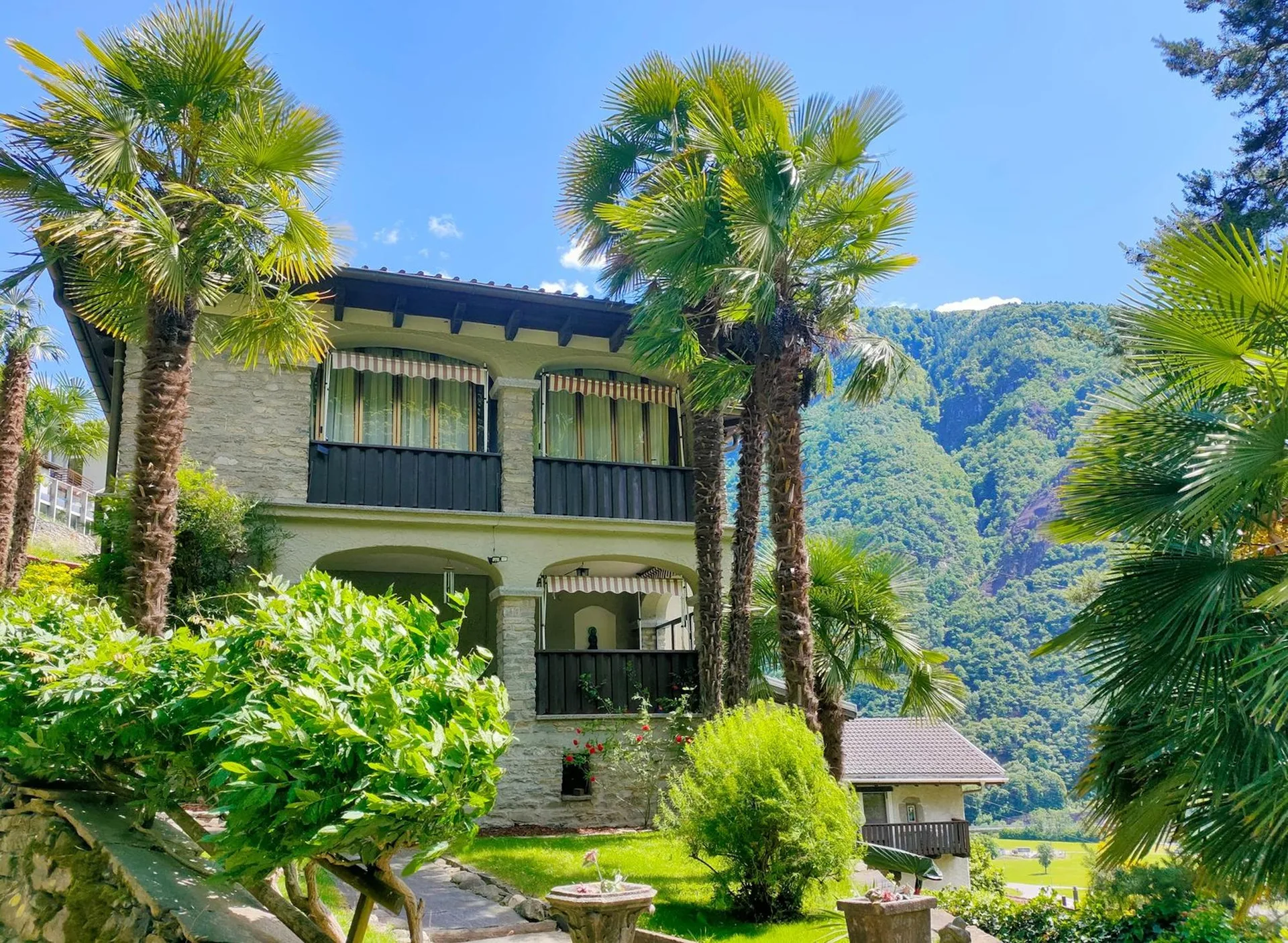 Einfamilienhaus mit 2 Wohnungen, unabhängiges Studio, grossem Garten und Rustico
