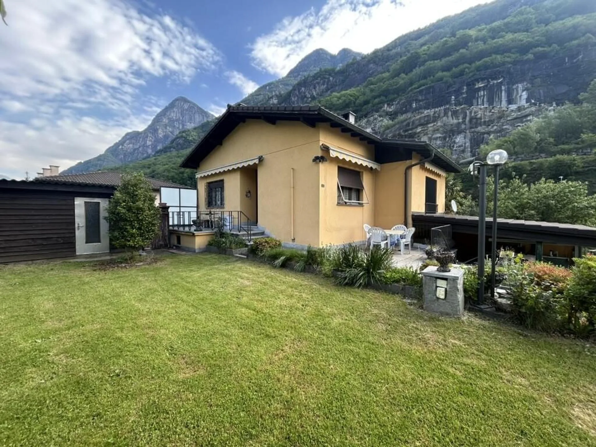 Schöne Doppelhaushälfte 3,5 und 2,5 Zimmer mit Garten, renoviert