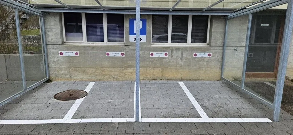 Aussen-Motorradplätze mit Unterstand zu vermieten