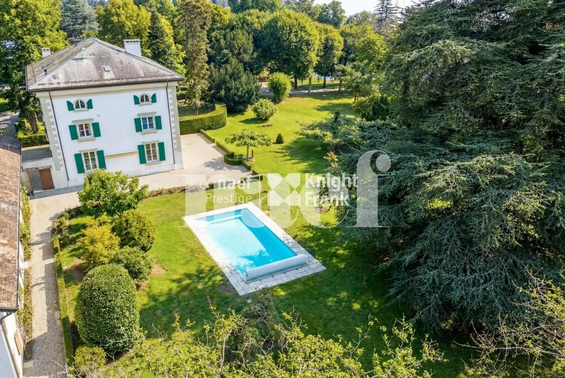 Dans un magnifique domaine - Maison de maître de 18 pièces entièrement rénovée avec piscine et échappée lac