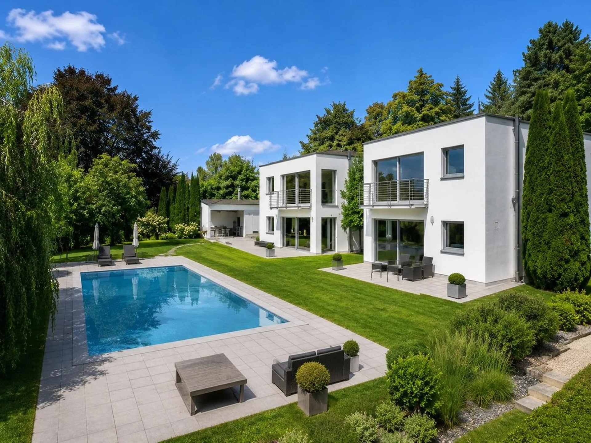 : Exceptional contemporary residence Close to Golf