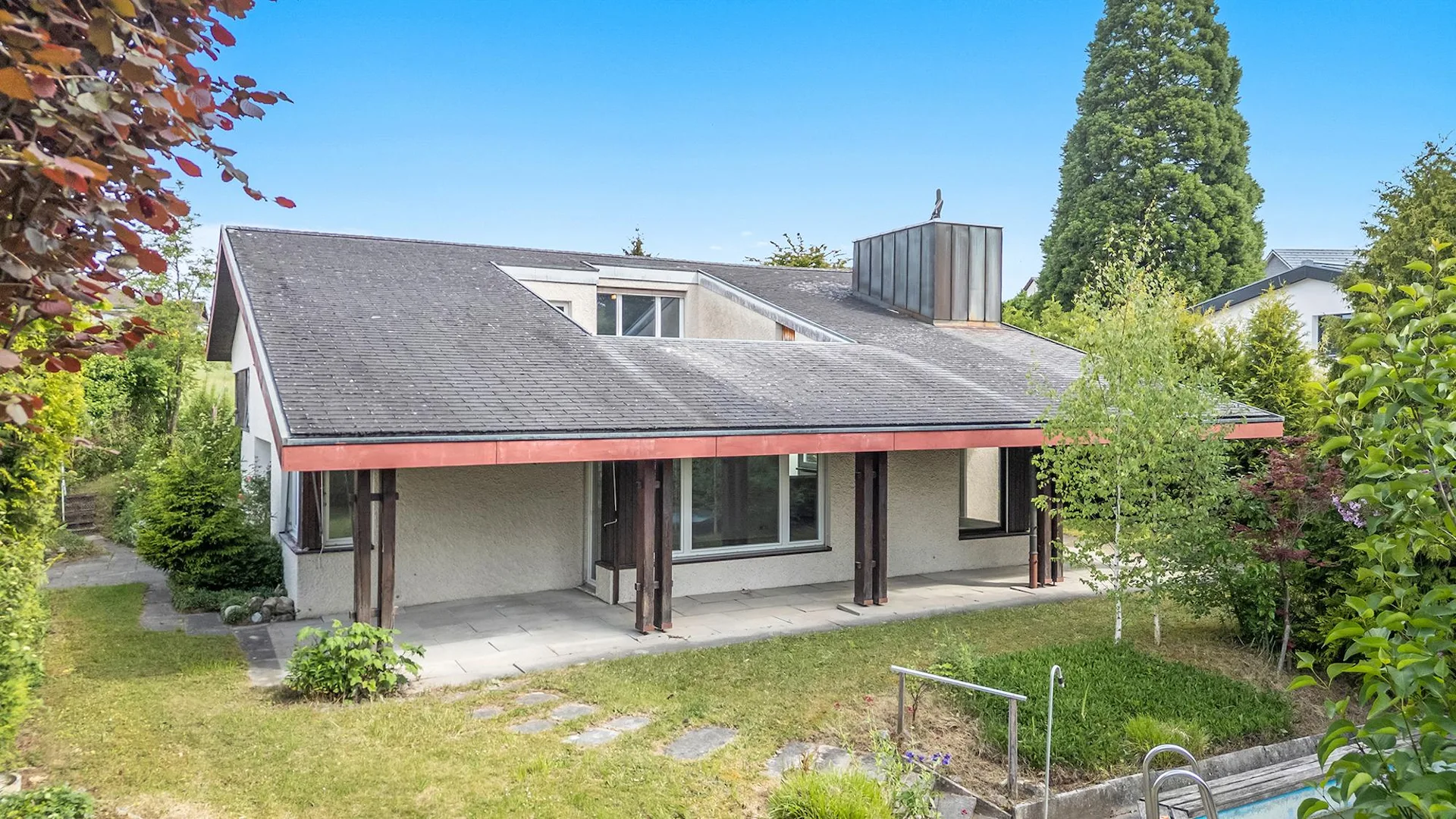 Eingebettet im Grünen: Sonniges Split-Level Haus mit Charakter