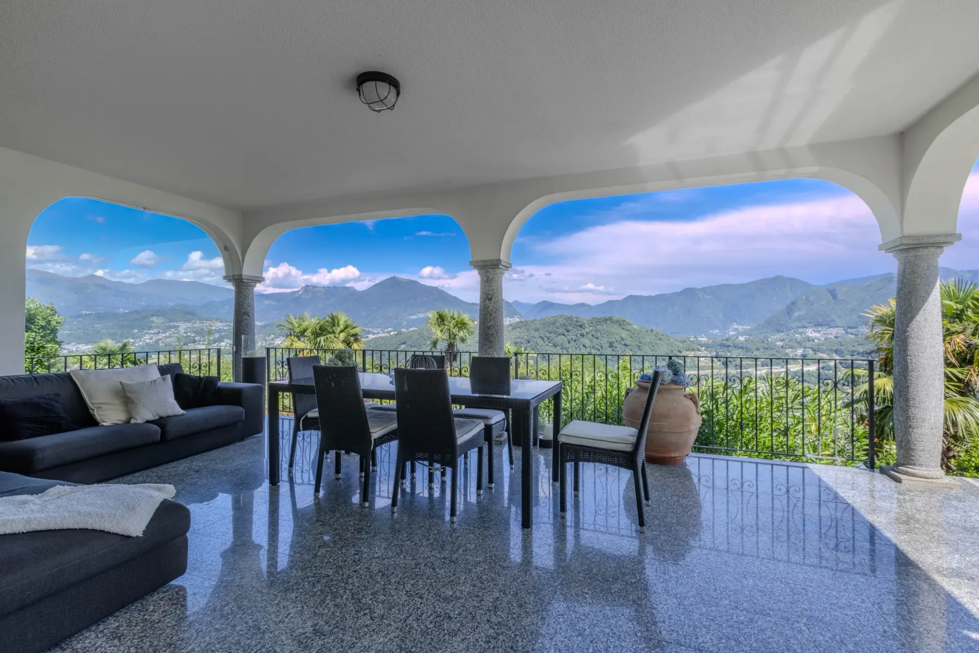 VILLA 5.5 LOCALI VISTA LAGO CON GIARDINO DI 1000 MQ A CIMO