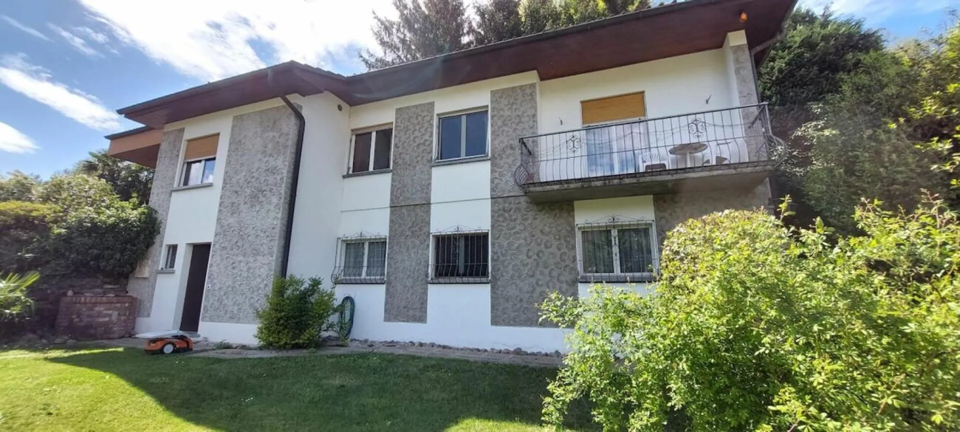 Interessantes EFH mit Lift und Grottino zu verkaufen Vendesi interessante casa indipendente con ascensore e grottino.