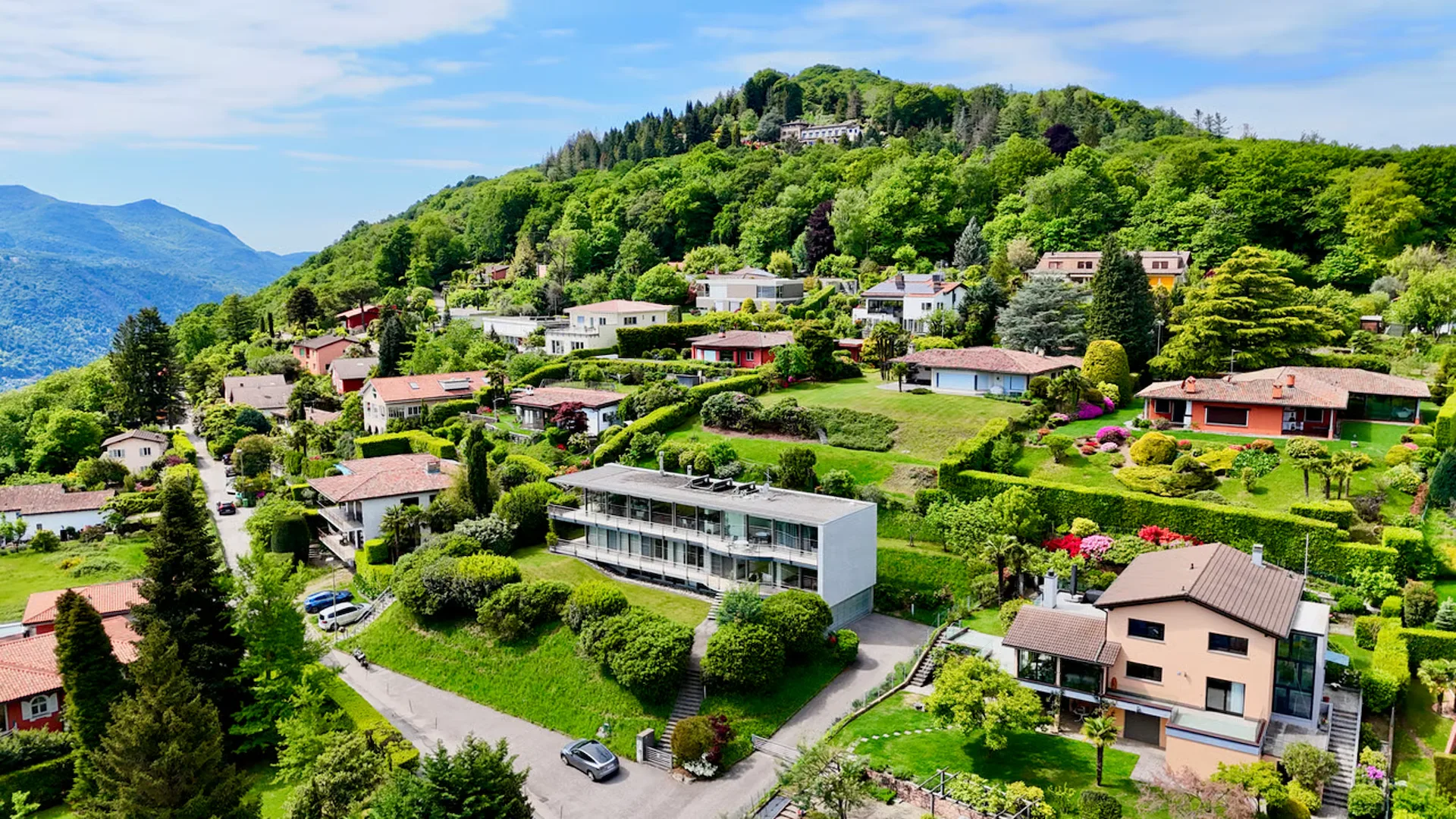 Elegante Villa Moderna Immersa nel Verde con Vista Panoramica sul Lago di Lugano