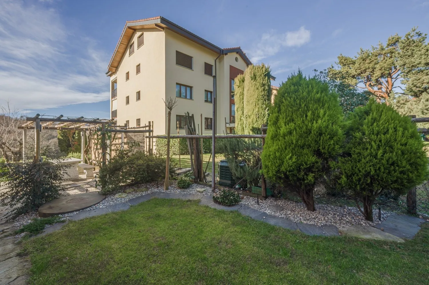 ACCOGLIENTE 5.5 LOCALI CON GIARDINO PRIVATO