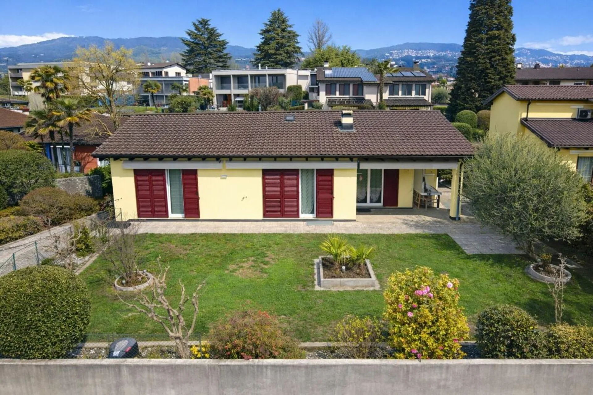 Meravigliosa casa unifamiliare con giardino, vista e posizione soleggiata