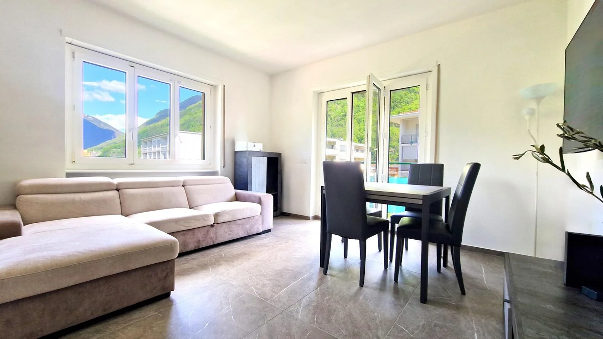 Schönes 4,5-Zimmer-Wohnung komplett renoviert im Jahr 2024 mit Blick auf die Burgen.