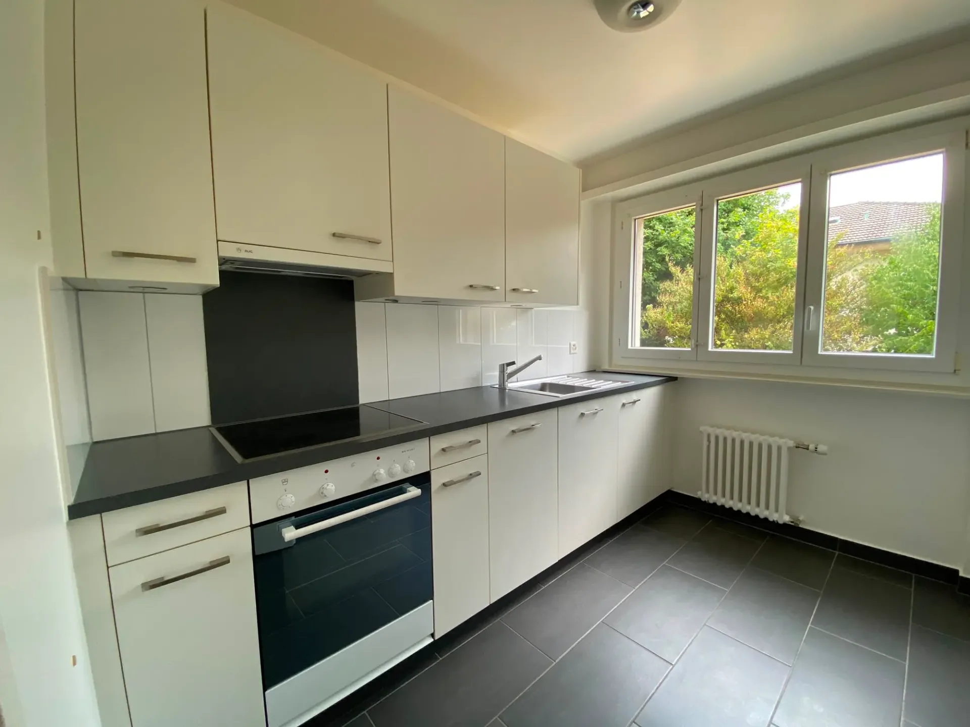Zu vermieten, 1,5-Zimmer-Wohnung mit Terrasse im Erdgeschoss.