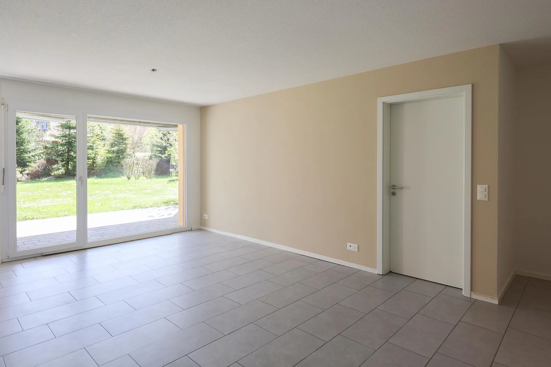 Familienfreundliche 4.5-Zimmerwohnung im Erdgeschoss mit Sitzplatz und zwei Badezimmern