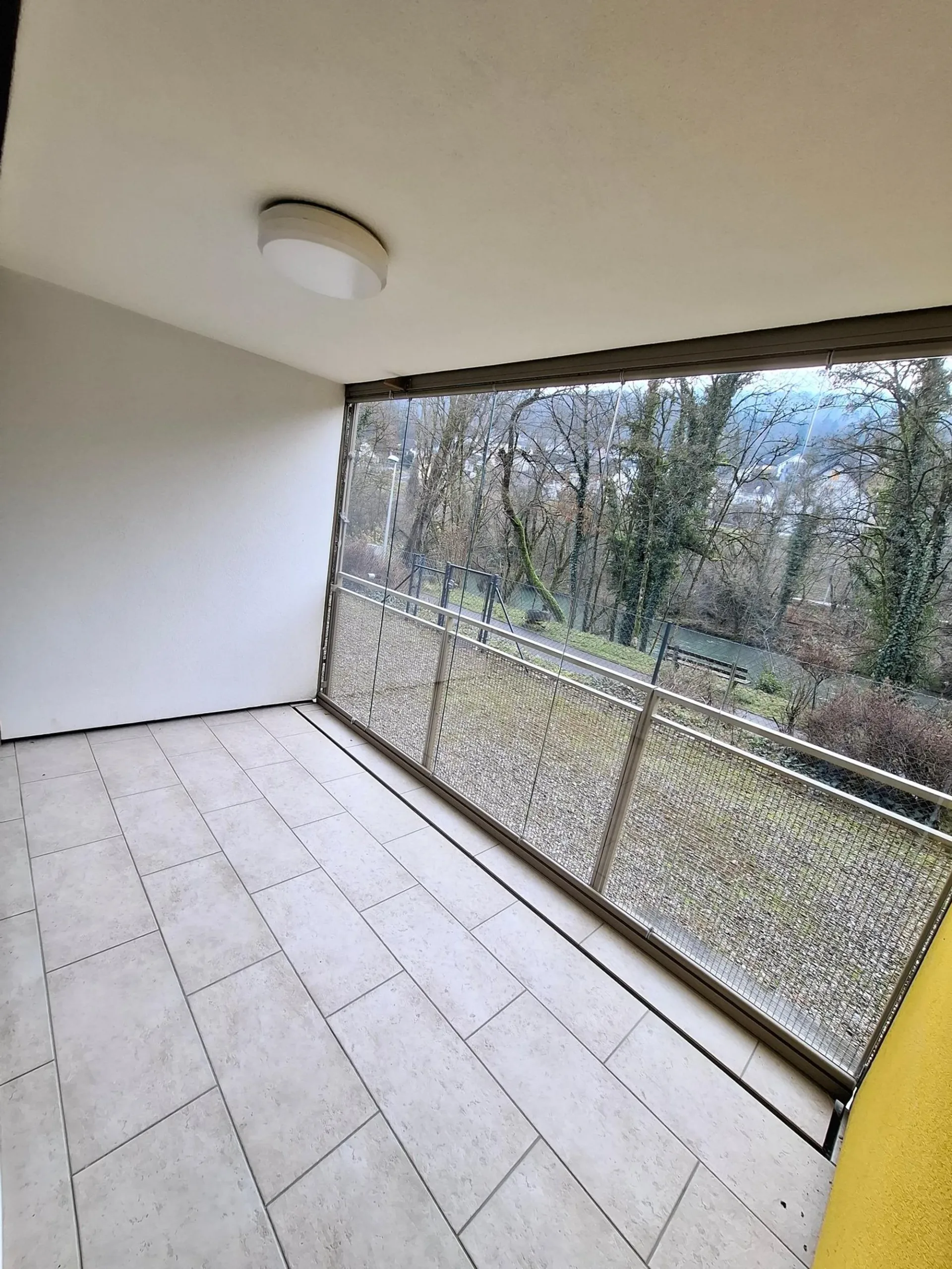 Moderne 2.5-Zimmer-Wohnung mit Balkon in Grellingen