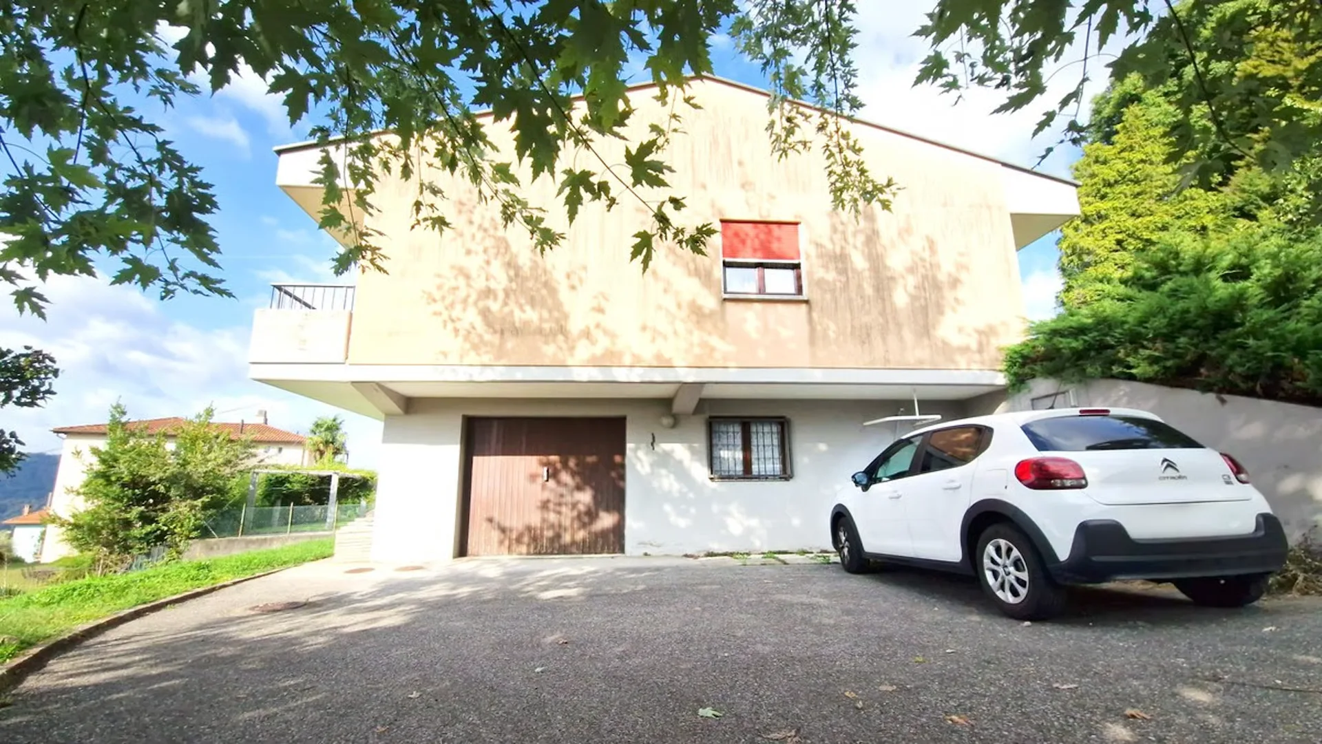 Schönes eigenständiges Haus 4,5 mit Garten und atemberaubender Aussicht.