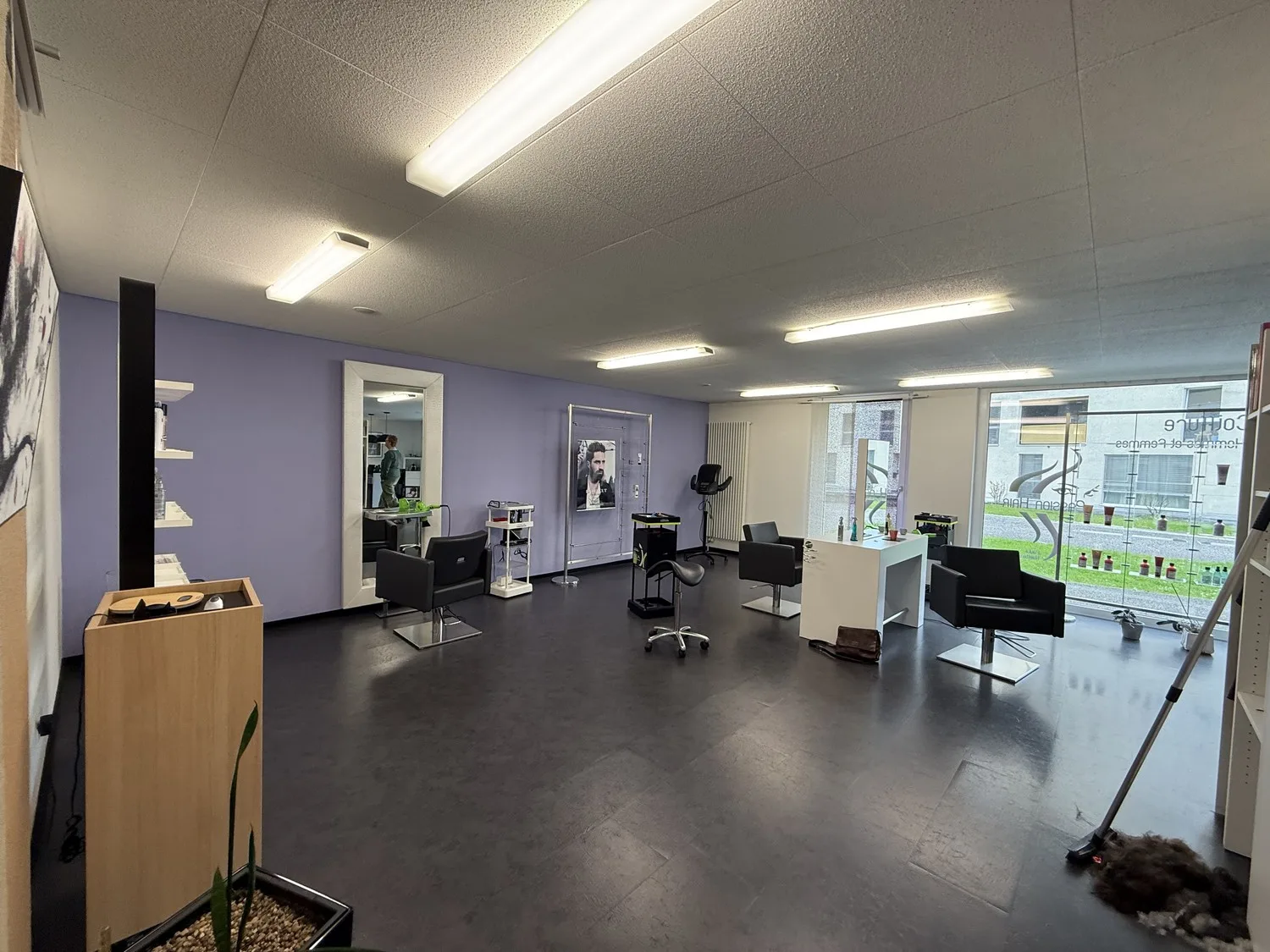 SURFACE COMMERCIALE AVEC GRANDES VITRINES D'ENV. 90 M²