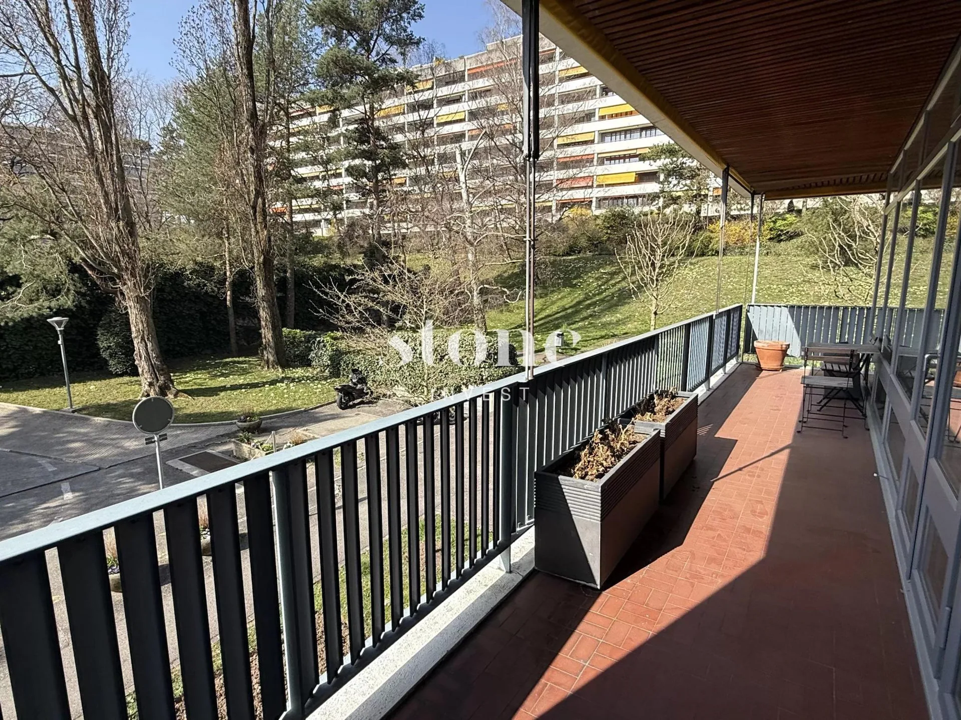 Magnifique appartement lumineux meublé récemment rénové de 58 m2 et 24 m2 de terrasse avec vue dégagée sur le parc