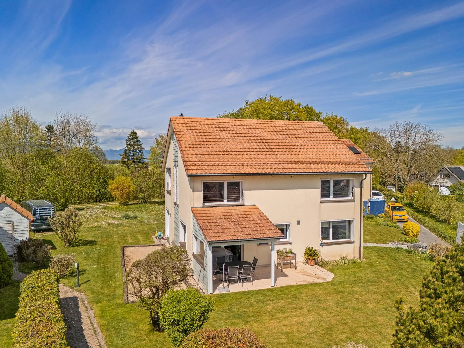 Superbe villa individuelle de 6 pièces avec belle vue et grand jardin - quartier résidentiel