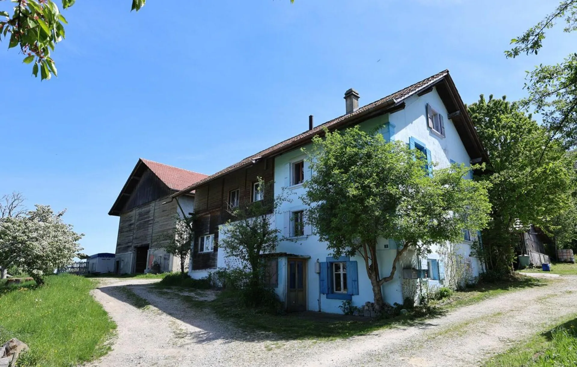 Exklusiv - Charmantes Haus mit 7.5 Zimmern und 2'000 m2 Grundstück
