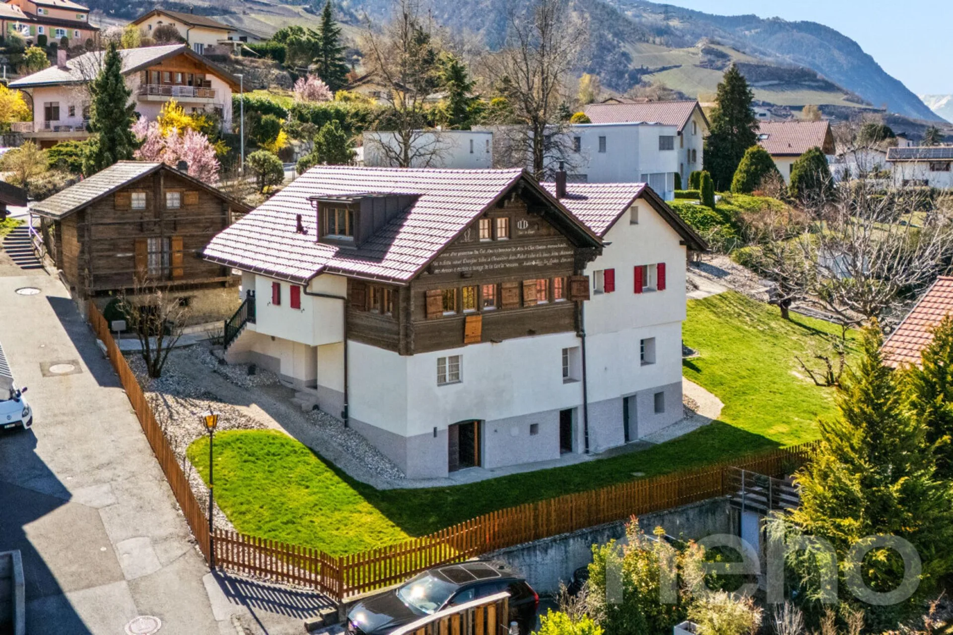 Ensemble von Immobilien der Superlative: Architektenhaus + Raccard + Gewerbeflächen