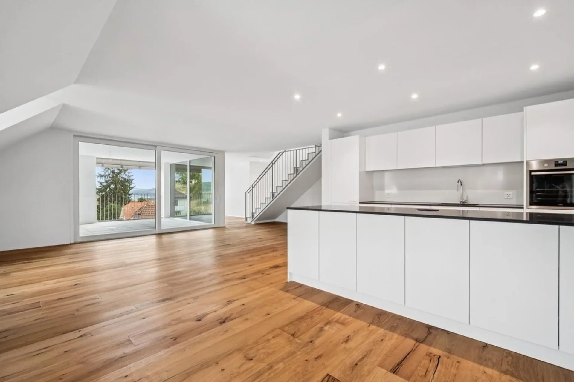 GROSSZÜGIGE MAISONETTE WOHNUNG ZU VERMIETEN