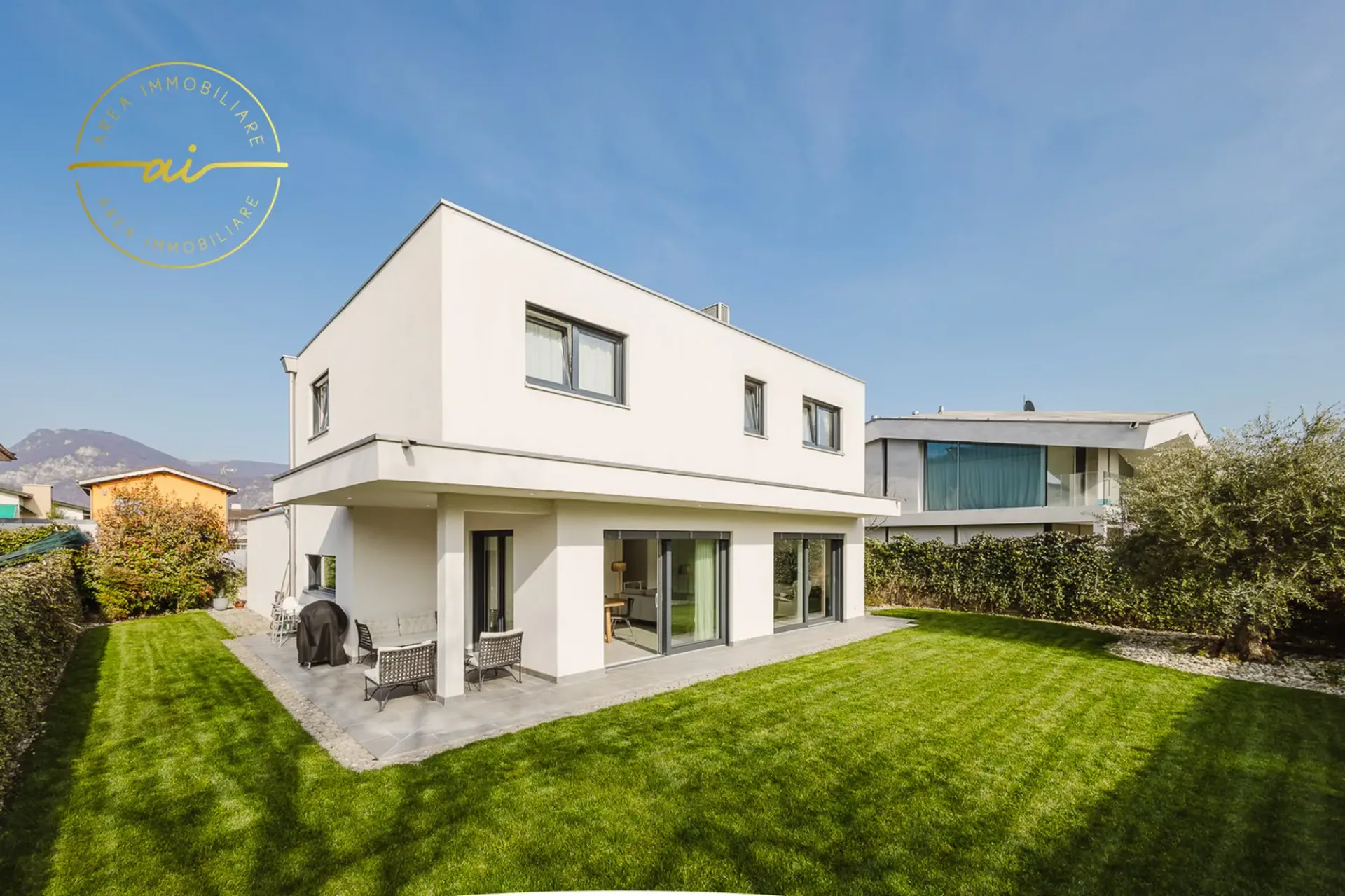 MODERNA VILLA UNIFAMILIARE CON GIARDINO A LIGORNETTO