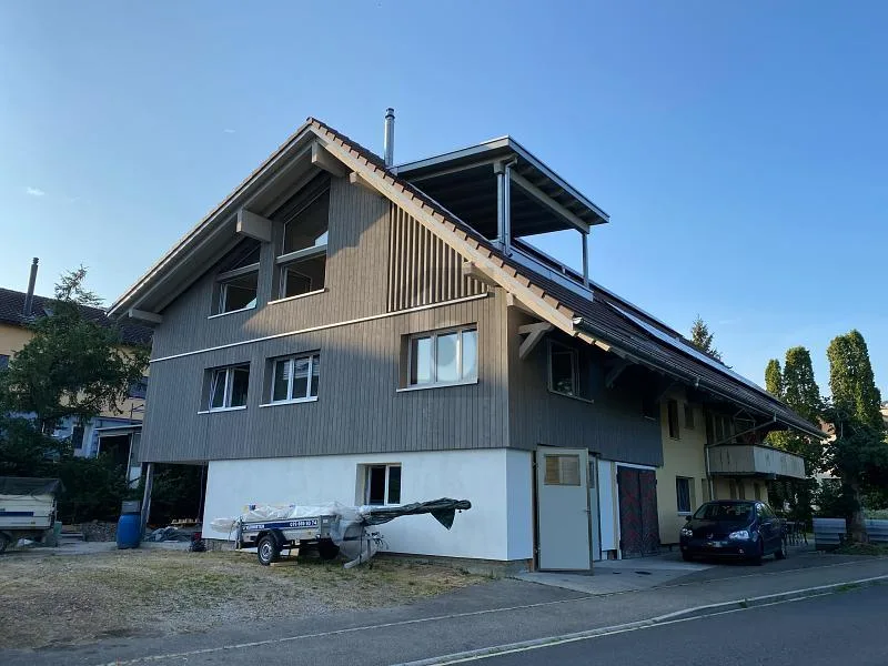 ERSTBEZUG, IM EIGENTUMSSTANDARD, MIT VIEL HOLZ